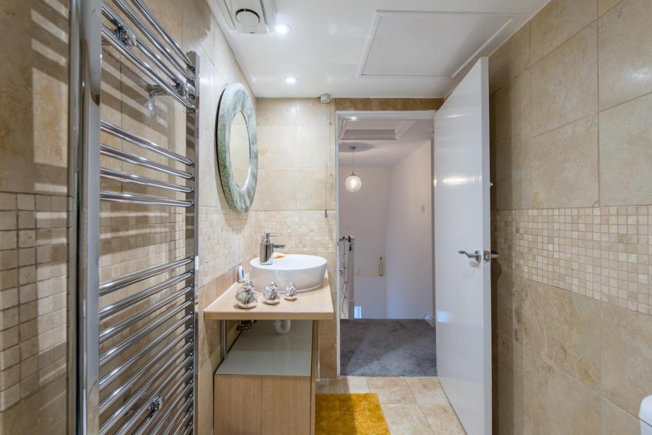 Luxe Maisonette- Parking, 4K Tvs, Leds, Local Snacks And More! バース エクステリア 写真